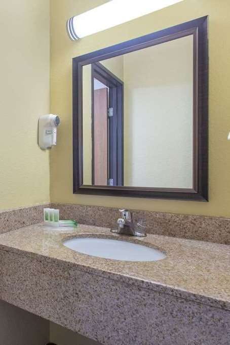 Hotel AmericInn by Wyndham West Bend photo 4