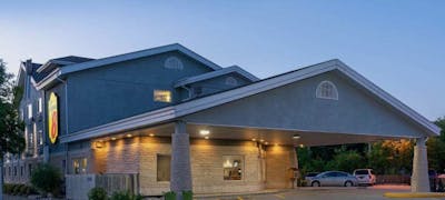 Super 8 Winnipeg West