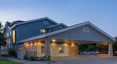 Super 8 by Wyndham Winnipeg West