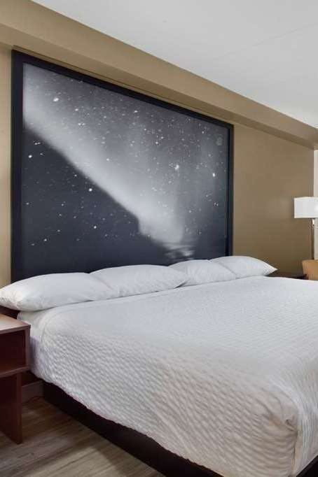 Hotel Super 8 by Wyndham Winnipeg West photo 1