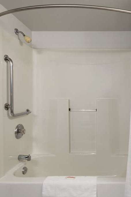 Hotel Super 8 by Wyndham Winnipeg West photo 4