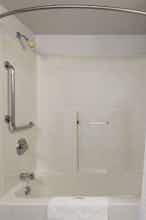 Hotel Super 8 by Wyndham Winnipeg West photo 4