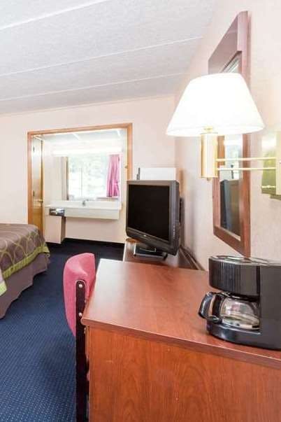 Hotel Super 8 by Wyndham Black Mountain photo 3