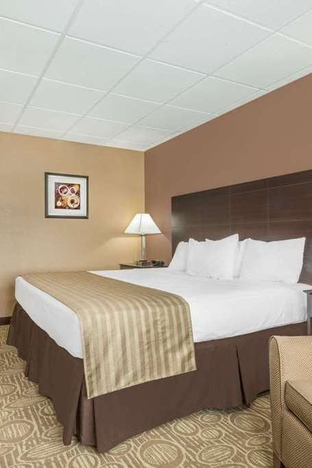 Hotel Ramada by Wyndham Paintsville Hotel & Conference Center photo 2