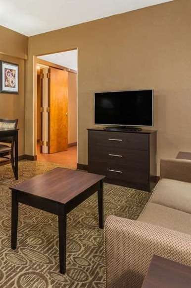 Hotel Ramada by Wyndham Paintsville Hotel & Conference Center photo 4