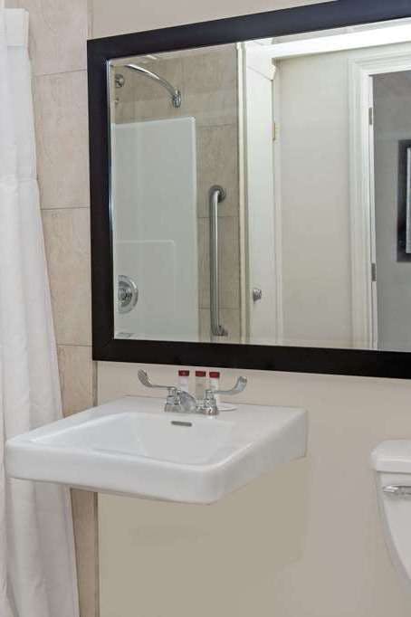 Hotel Ramada by Wyndham Staten Island photo 5