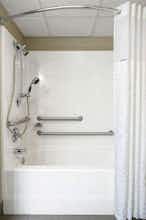 Hotel Baymont Marinette photo 3