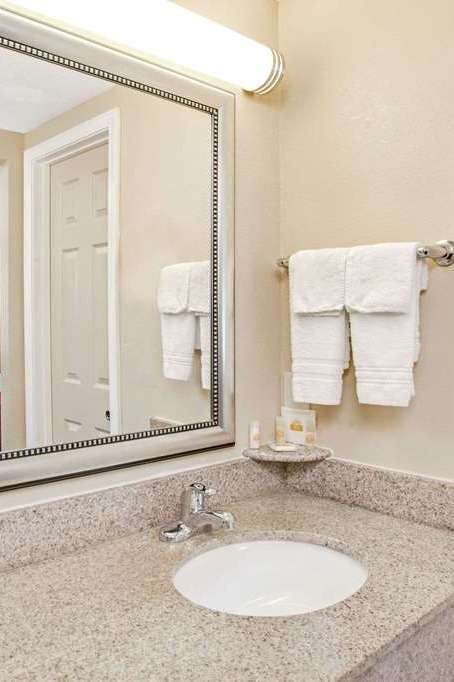 Hotel Days Inn by Wyndham Canton photo 5