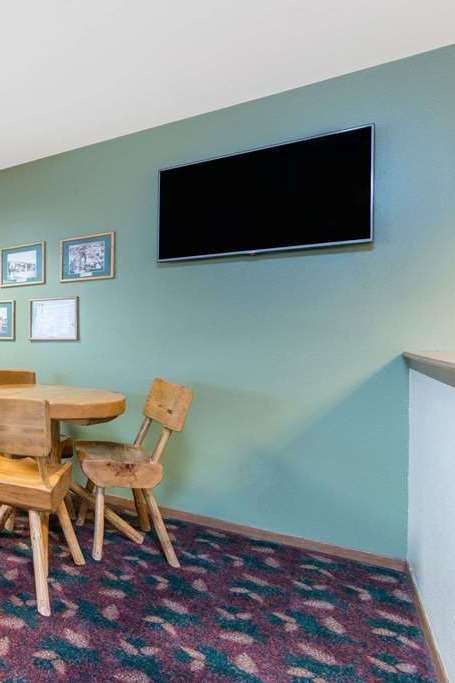 Hotel Super 8 by Wyndham Buffalo photo 3