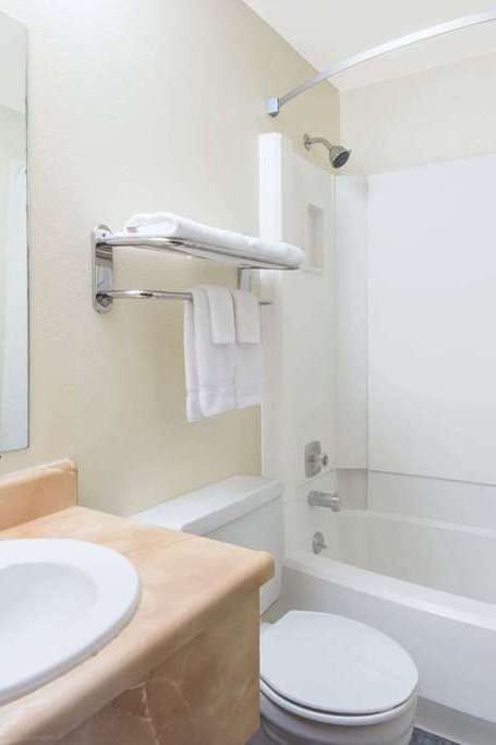 Hotel Super 8 by Wyndham Buffalo photo 4