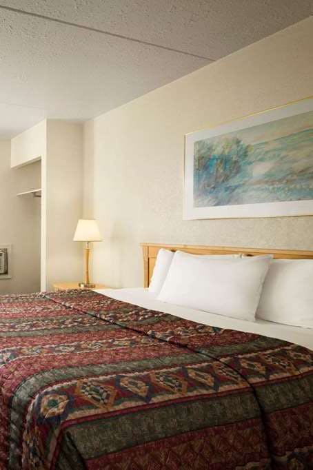 Hotel Travelodge by Wyndham Edmonton West photo 2