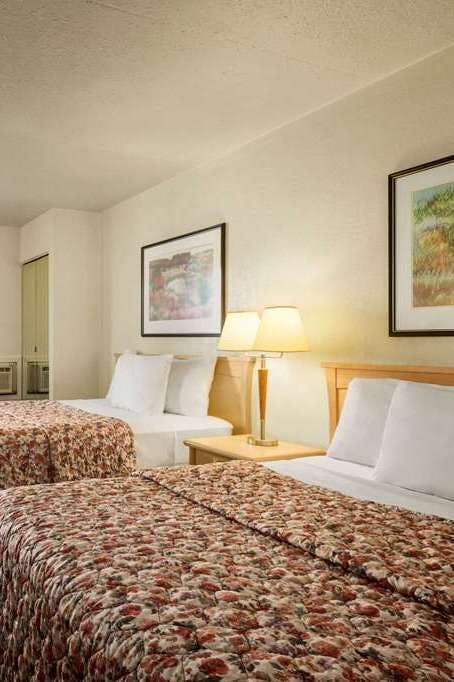 Hotel Travelodge by Wyndham Edmonton West photo 3