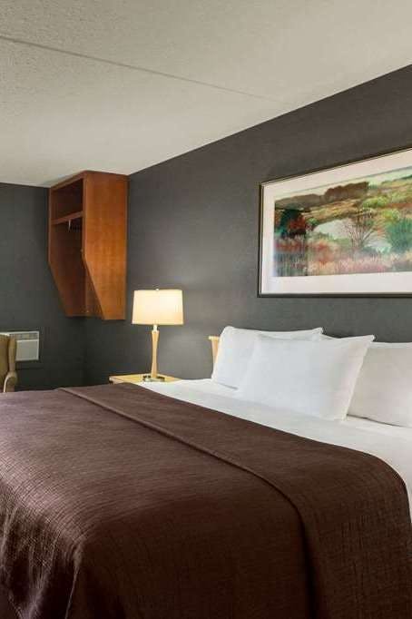 Hotel Travelodge by Wyndham Edmonton West photo 1