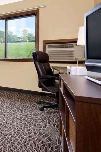 Hotel Super 8 by Wyndham Muncie/Ball St. College Area photo 3