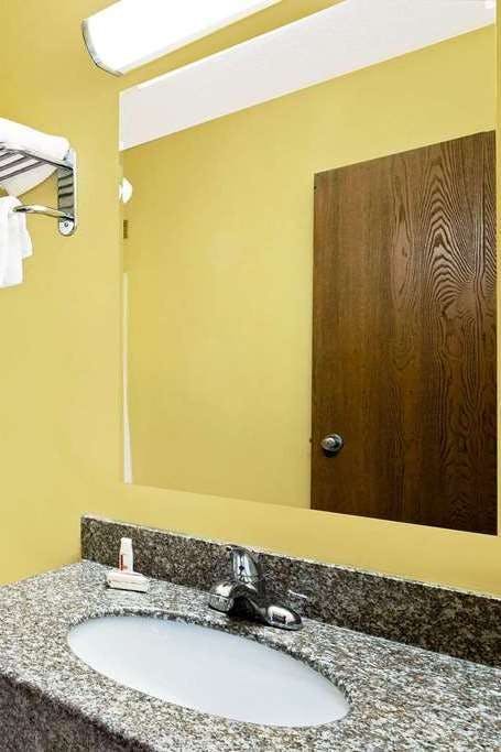 Hotel Super 8 by Wyndham Muncie/Ball St. College Area photo 4