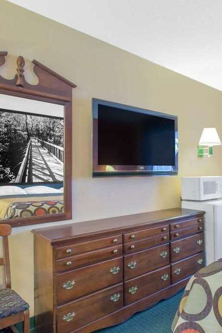 Hotel Super 8 Talladega AL photo 3