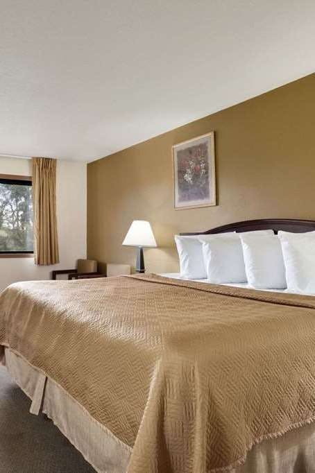 Hotel Travelodge by Wyndham La Porte/Michigan City Area photo 2