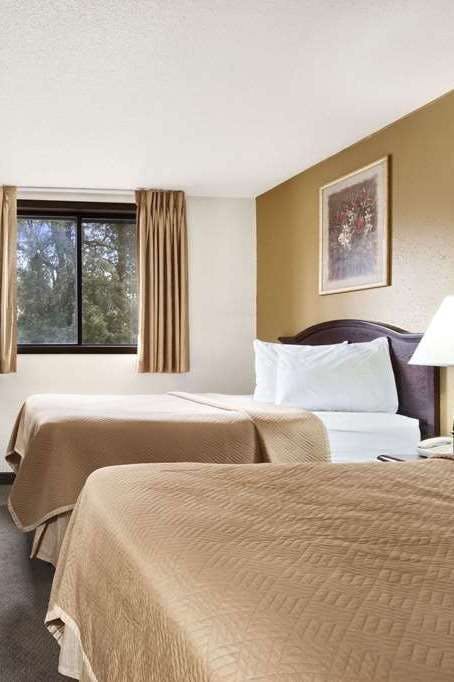 Hotel Travelodge by Wyndham La Porte/Michigan City Area photo 3