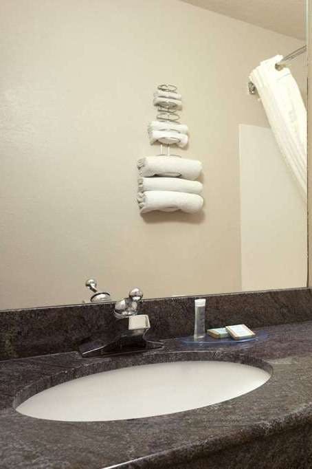 Hotel Travelodge by Wyndham La Porte/Michigan City Area photo 5