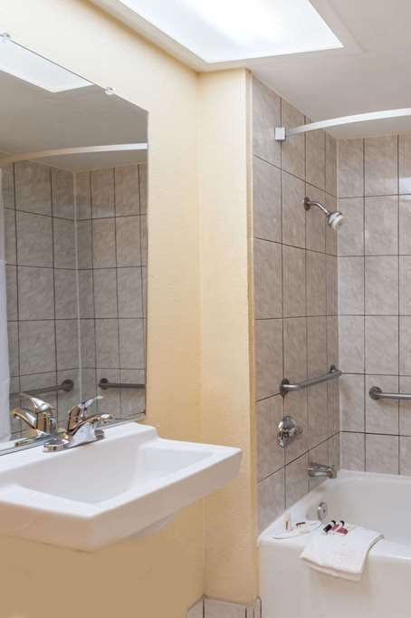 Hotel Howard Johnson by Wyndham Norco photo 4