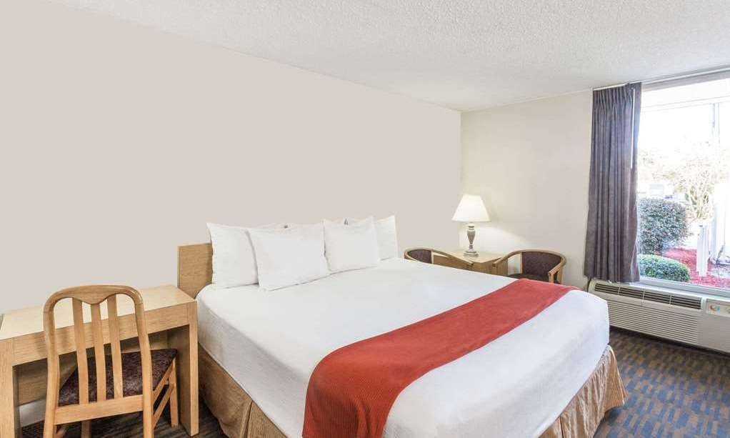 Days Inn by Wyndham Adel I-75