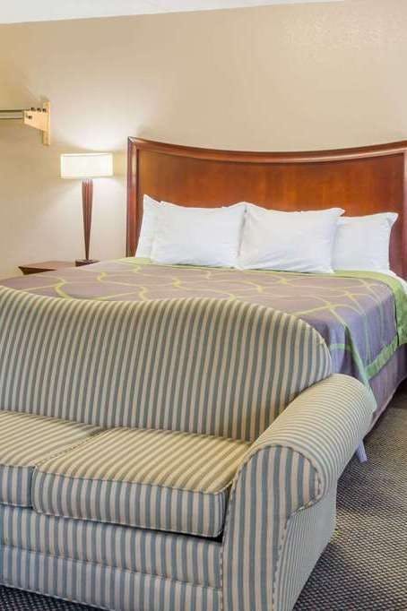 Hotel Super 8 by Wyndham Manassas photo 2