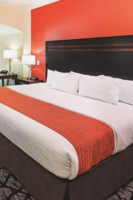 Hotel La Quinta Inn & Suites by Wyndham Pecos photo 1