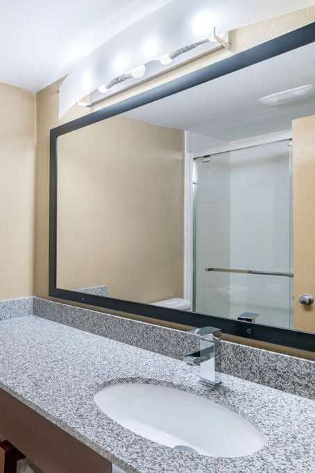 Hotel Super 8 by Wyndham Raleigh North East photo 5