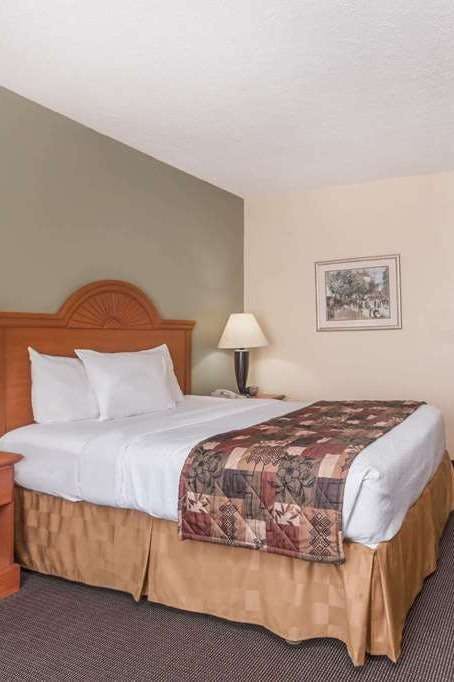 Hotel Baymont Inn LaGrange photo 1