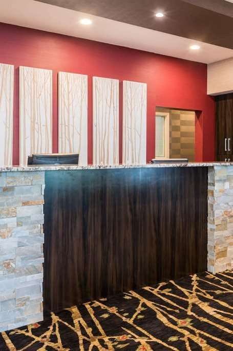 Hotel Ramada by Wyndham Grand Forks photo 5