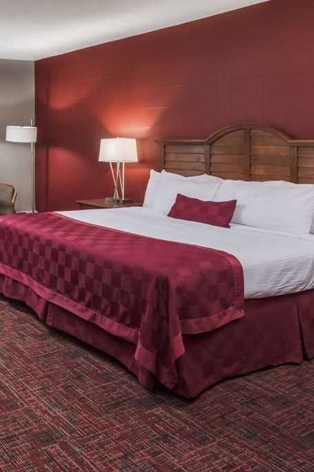 Hotel Ramada by Wyndham Grand Forks photo 1