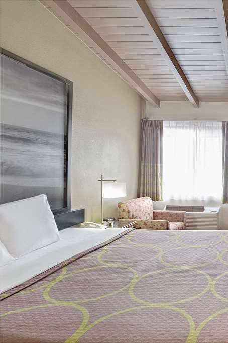 Hotel Super 8 by Wyndham Culver photo 2