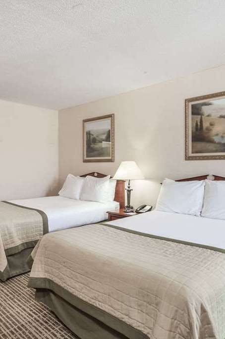 Hotel Baymont by Wyndham Hickory photo 1