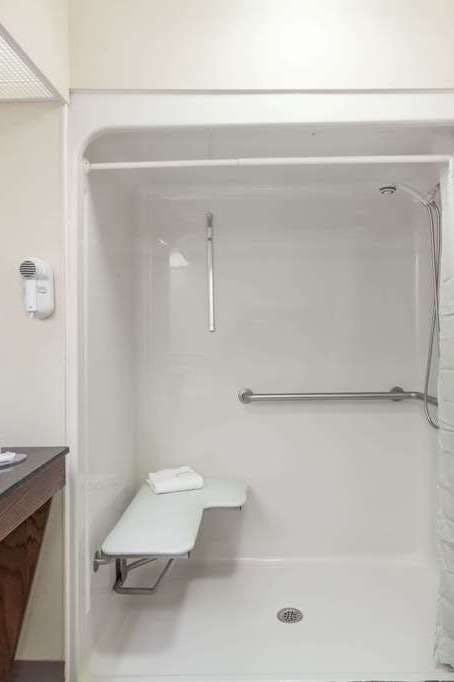 Hotel Baymont by Wyndham Hickory photo 2