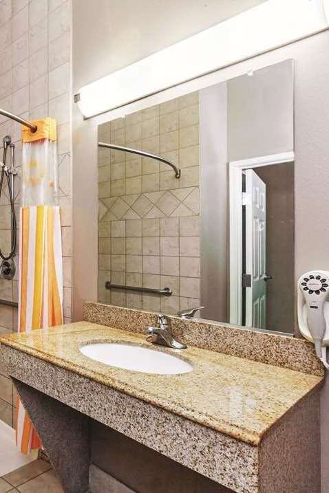 Hotel La Quinta Inn & Suites by Wyndham Granbury photo 5