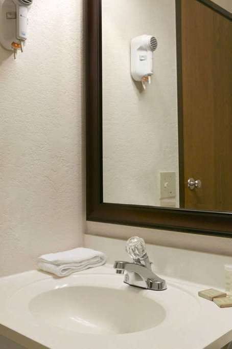 Hotel Super 8 by Wyndham Saginaw photo 4