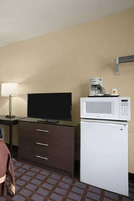Hotel Super 8 by Wyndham Saginaw photo 2