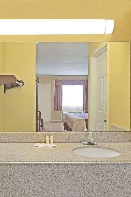 Hotel Super 8 by Wyndham Covington photo 3