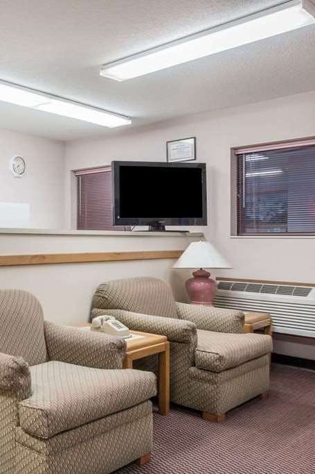 Hotel Super 8 by Wyndham Du Quoin photo 3