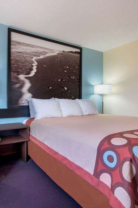 Hotel Super 8 by Wyndham College Station photo 1