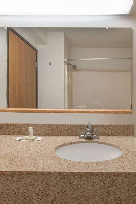 Hotel Super 8 by Wyndham College Station photo 4