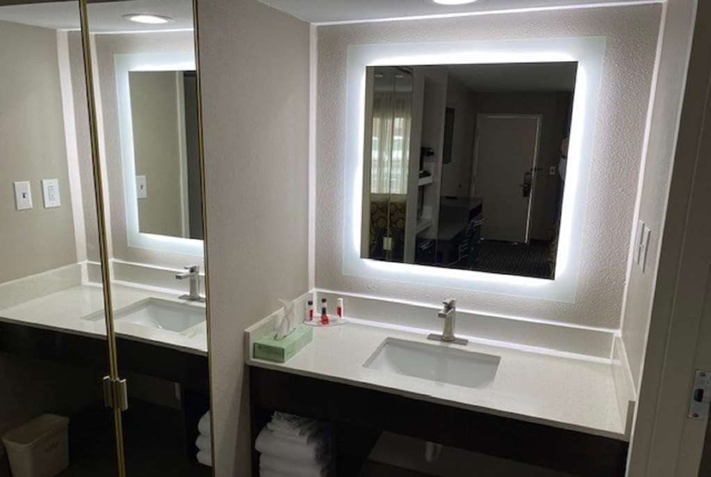 Hotel Baymont I S Topeka photo 1