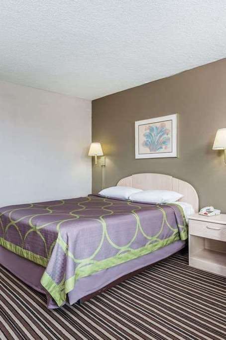 Hotel Super 8 by Wyndham Commerce photo 1