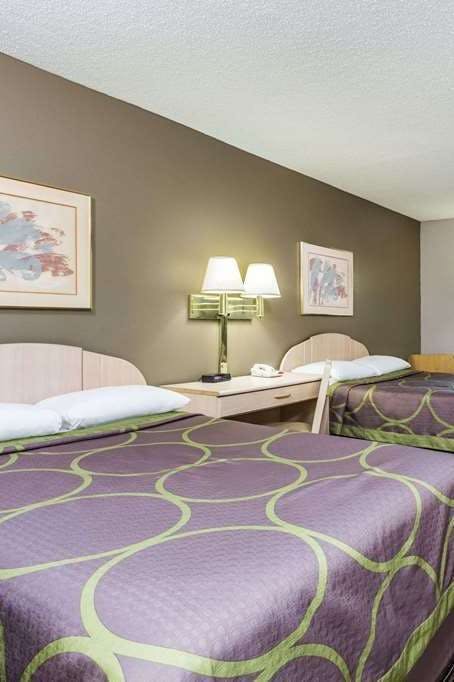 Hotel Super 8 by Wyndham Commerce photo 2