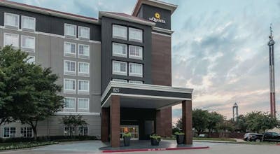La Quinta Inn & Suites by Wyndham Arlington North 6 Flags Dr