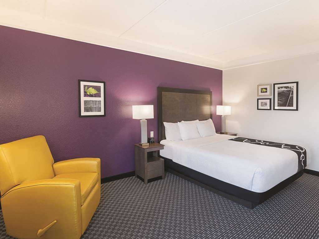 Hotel La Quinta Inn & Suites by Wyndham Arlington North 6 Flags Dr photo 4