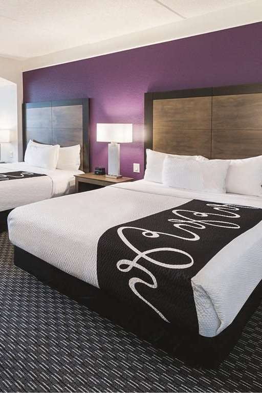 Hotel La Quinta Inn & Suites by Wyndham Arlington North 6 Flags Dr photo 2