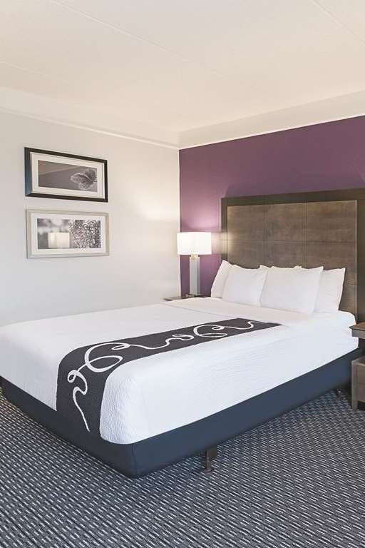 Hotel La Quinta Inn & Suites by Wyndham Arlington North 6 Flags Dr photo 1