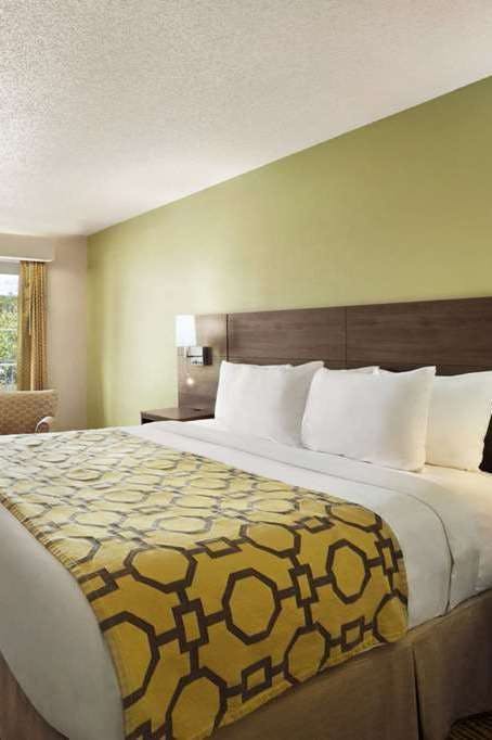 Hotel Baymont by Wyndham Kingsland photo 2