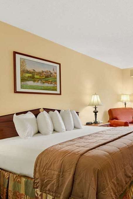 Hotel Baymont by Wyndham Kingsland photo 1